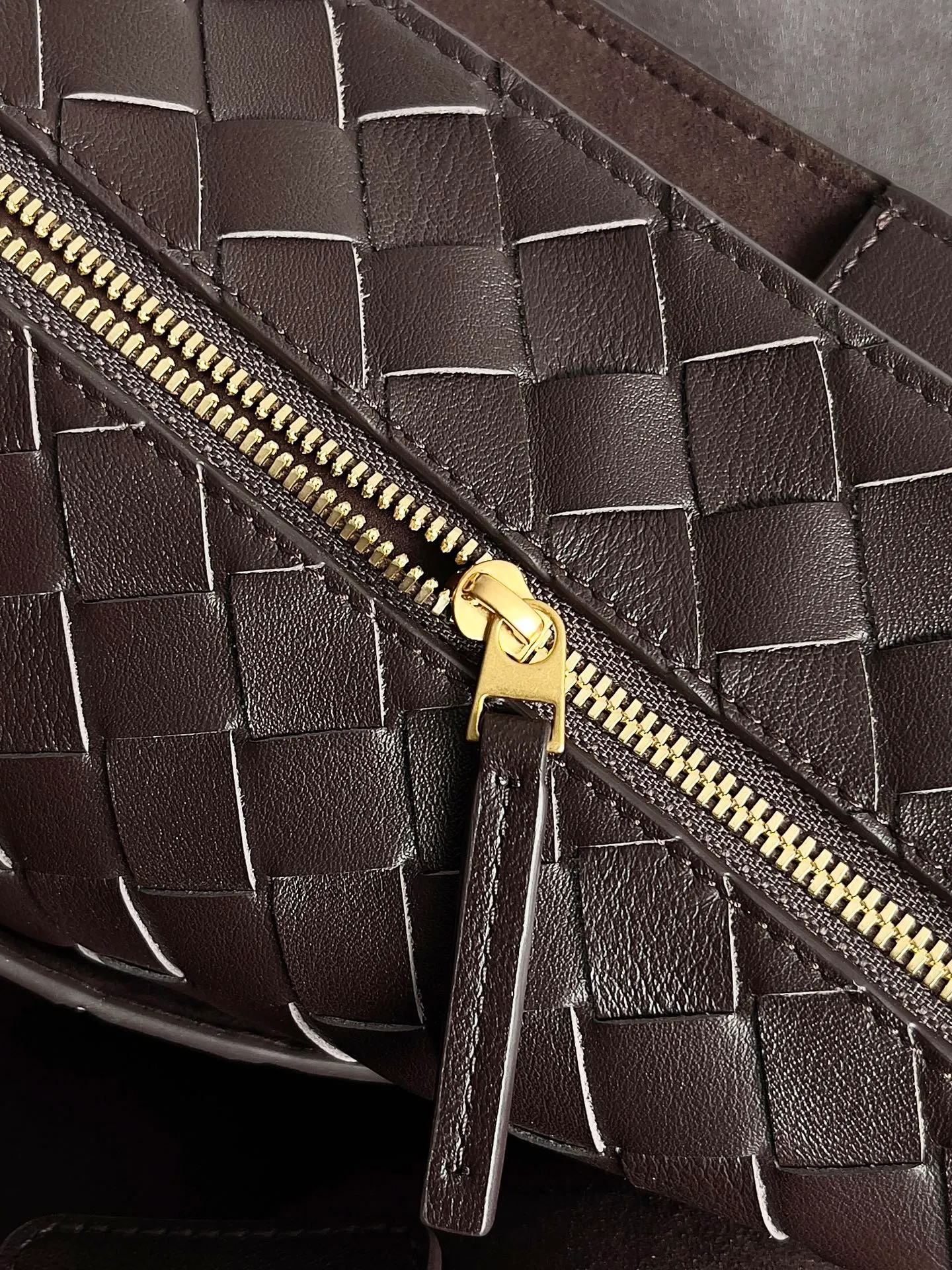 Batch 2960 BV The all-leather Andiamo is new, a very casual splayed buckle bag, which also means that its weight is very light, which greatly reduces our burden when going out for shopping. It can be carried cross-body, hand-held, or carried under the armpit. Taking into account the different backpacking habits of people, the simple design brings us more inspiration. Matched with various keychains and dolls, it will become the finishing touch in the outfit. Medieval style and modern style can also be perfectly blended🫧🫧 Style number: 709683 Size: 42*35*18cm